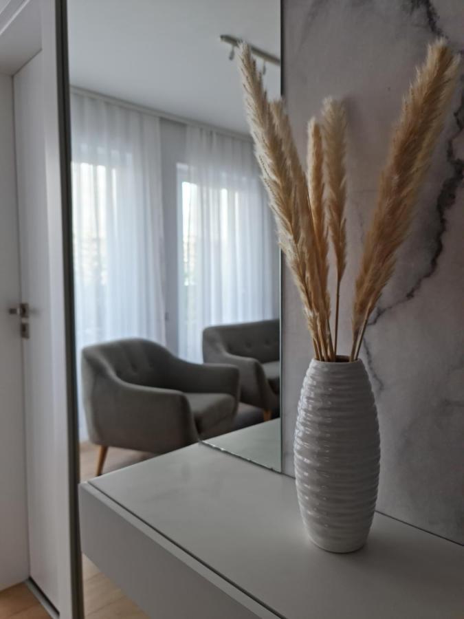 Sara Apartment Орадеа Екстериор снимка